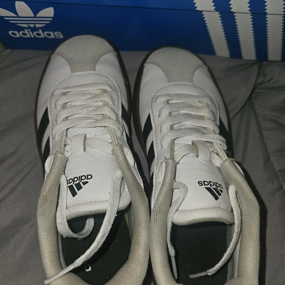 Adidas Kids White and Black Sneakers with Brown Sole - Picture 5 of 7
